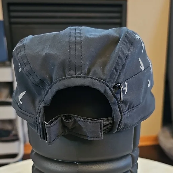 oiselle Black Performance Running Cap with Bird Motif - Picture 3 of 3